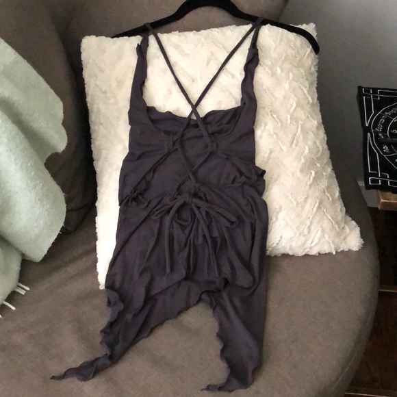 Asymmetrical gray tank top. - Picture 2 of 3